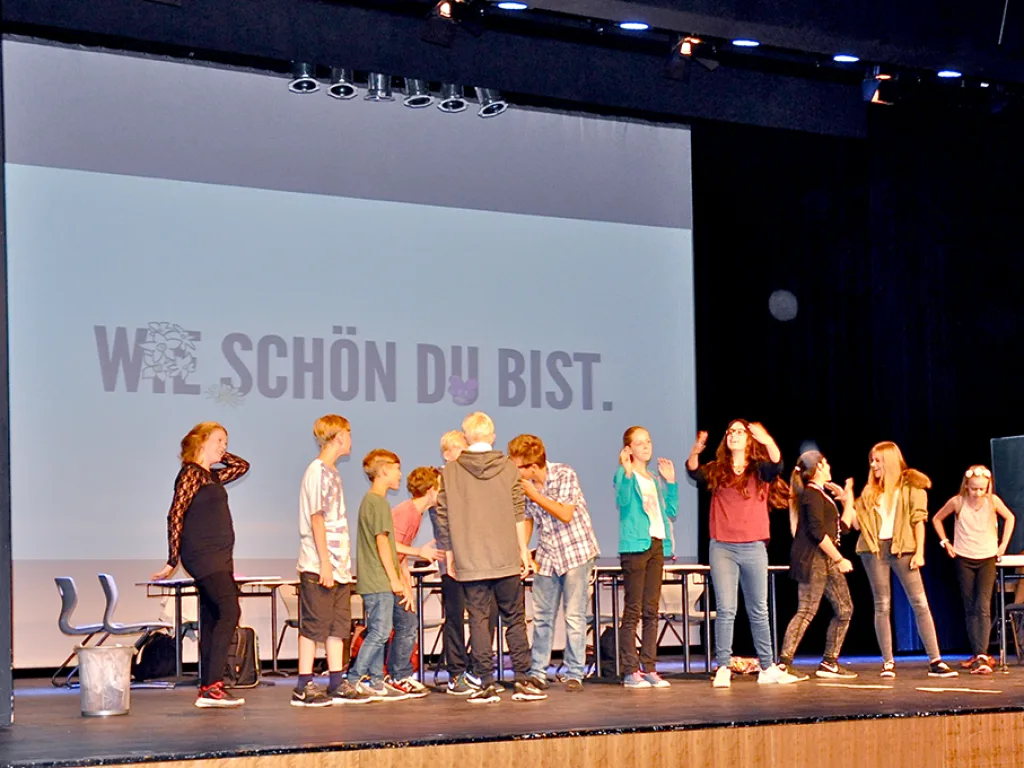 Eine Szene vor der Projektion „Wie schön du bist“.